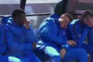 法国替补席笑嘻了~姆巴佩笑出表情包，奥利塞捂脸实在憋不住啦~