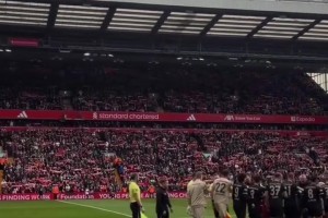 壮观！多特蒙德利物浦传奇赛，两队球迷齐唱YNWA环节！