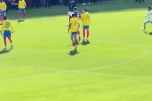 小球迷冲入场内想和姆巴佩互动时被保安摁倒，姆巴佩及时上前解救