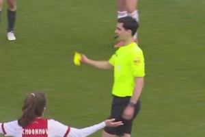 国外网友：这也要同薪？荷甲女足比赛上演活久见一幕