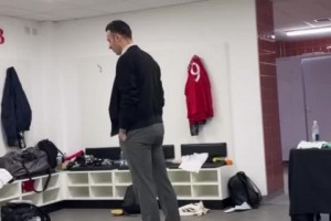 45岁的潇洒哥即使穿休闲鞋也能轻松驾驭