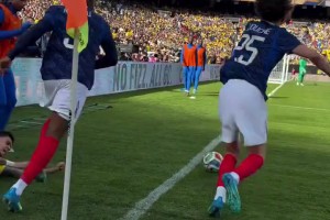 球过人不过！实拍：迪亚斯遭到法国双人包夹，硬生生逼出场外