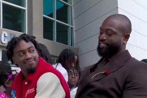 看一次笑一次！韦德此前看到自己的雕像时，忍不住不断摇头