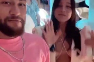 内马尔撩妹时刻：推特许诺“给你拥抱”，转身便与女神在派对共舞