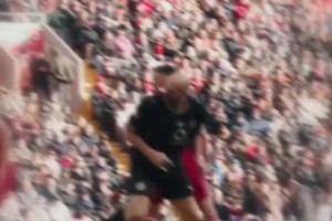 依旧犀利！扬科勒传奇赛的头球破门！